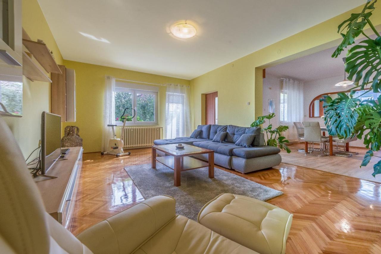 Apartments Villa Odesa With Shared Pool ザダル エクステリア 写真